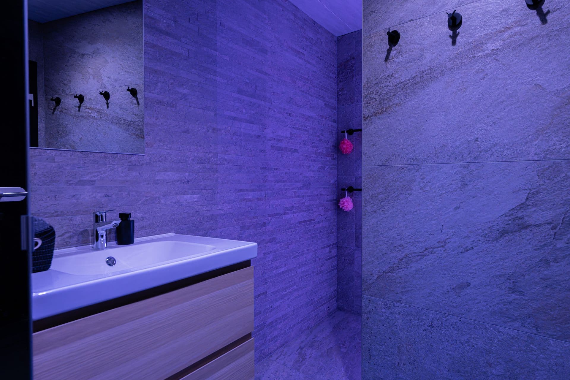 Douche avec chromothérapie