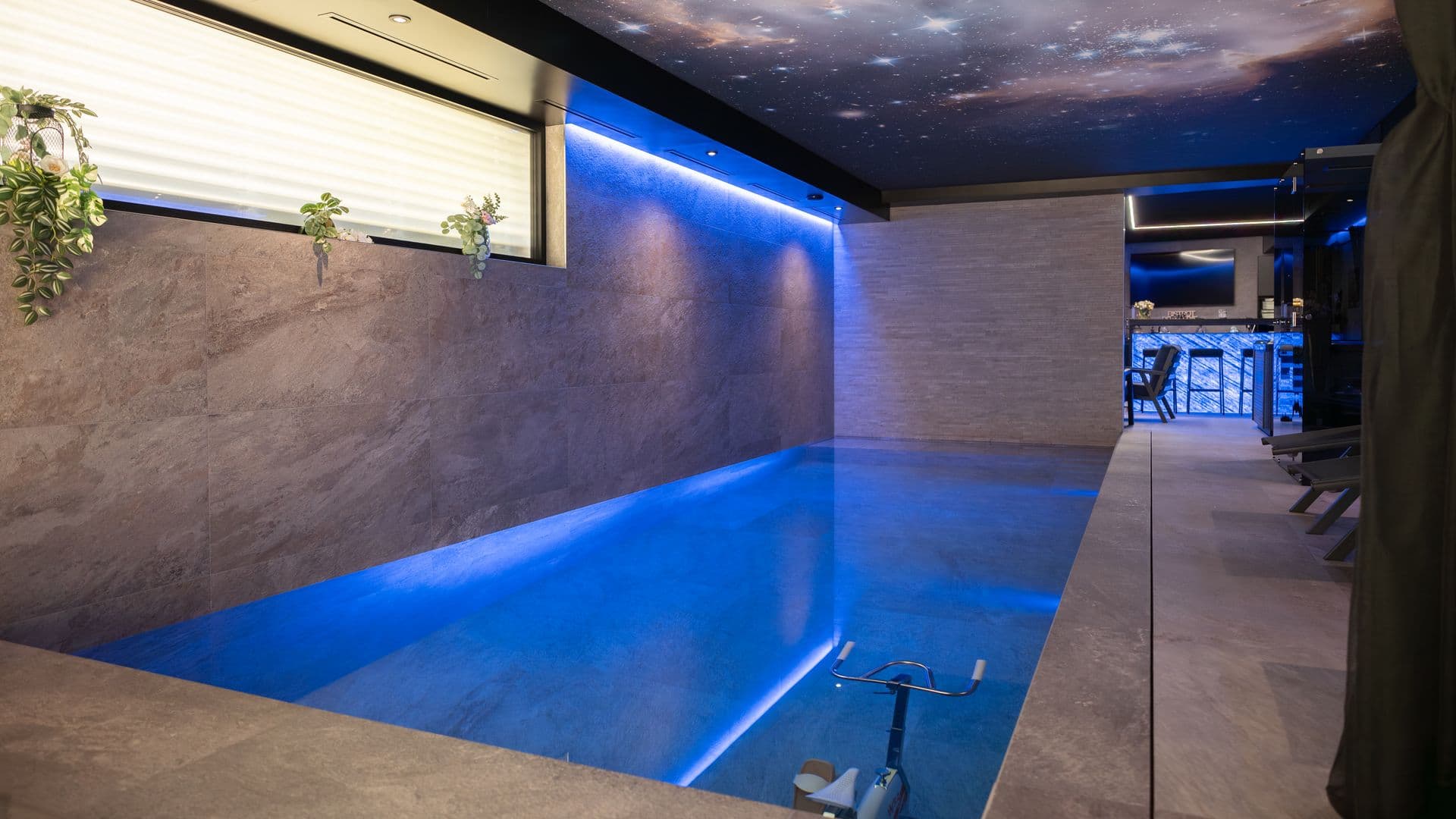 Piscine Océalia avec éclairage d'ambiance