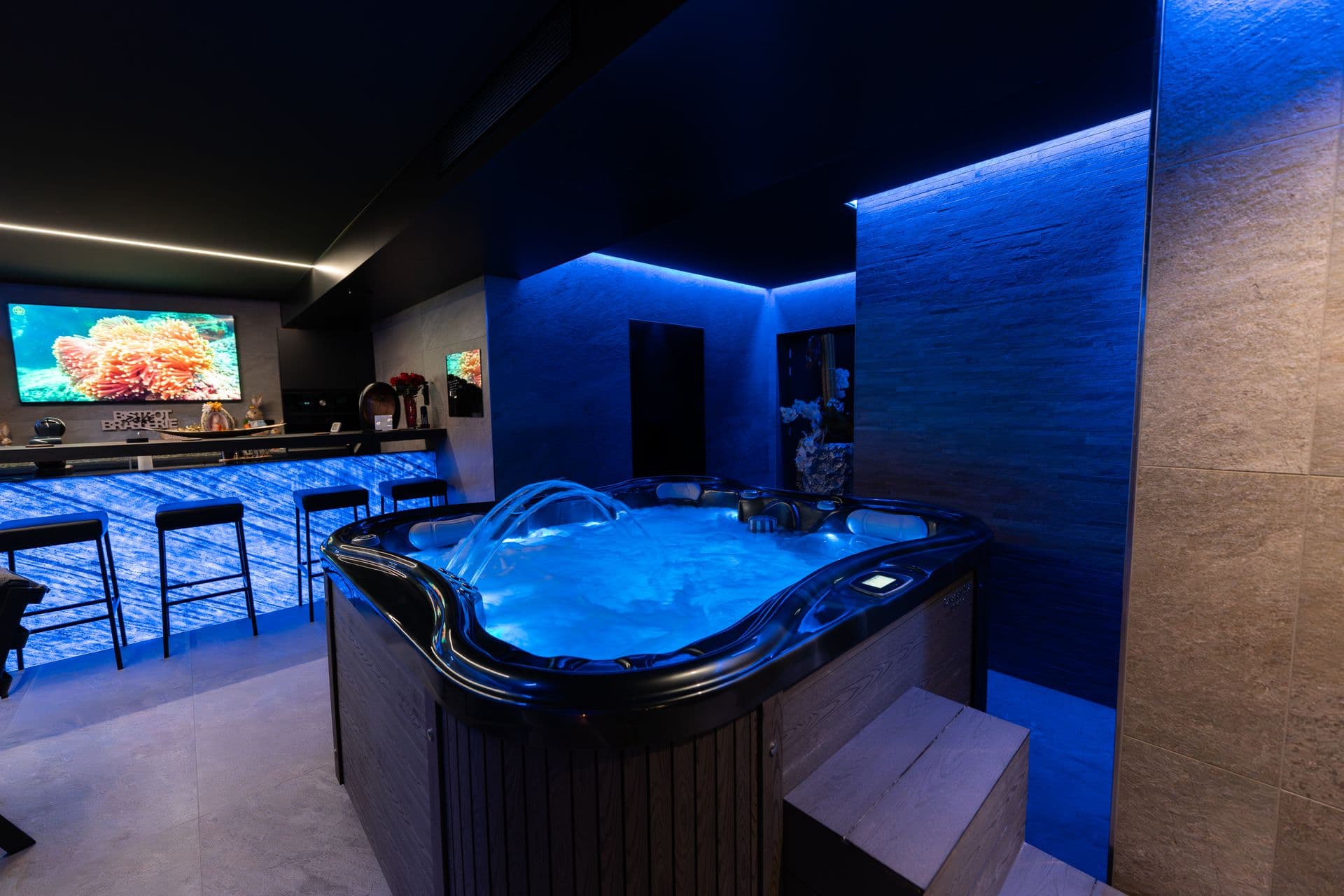 Spa avec vue sur la piscine